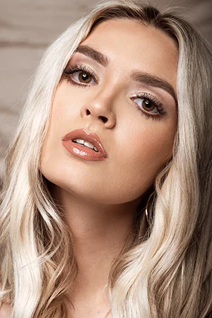 beauty portrait blonde golden makeupy